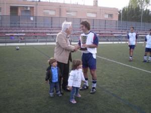 Felipe Mesones entrega el Trofeo a nuestro capitán Nico.