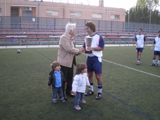 Felipe Mesones entrega el Trofeo a nuestro capitán Nico.
