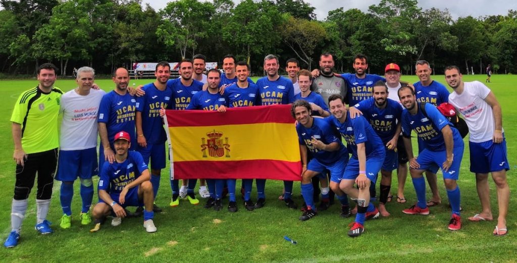 Jugadores médicos de España BAMM tras la victoria ante Irlanda